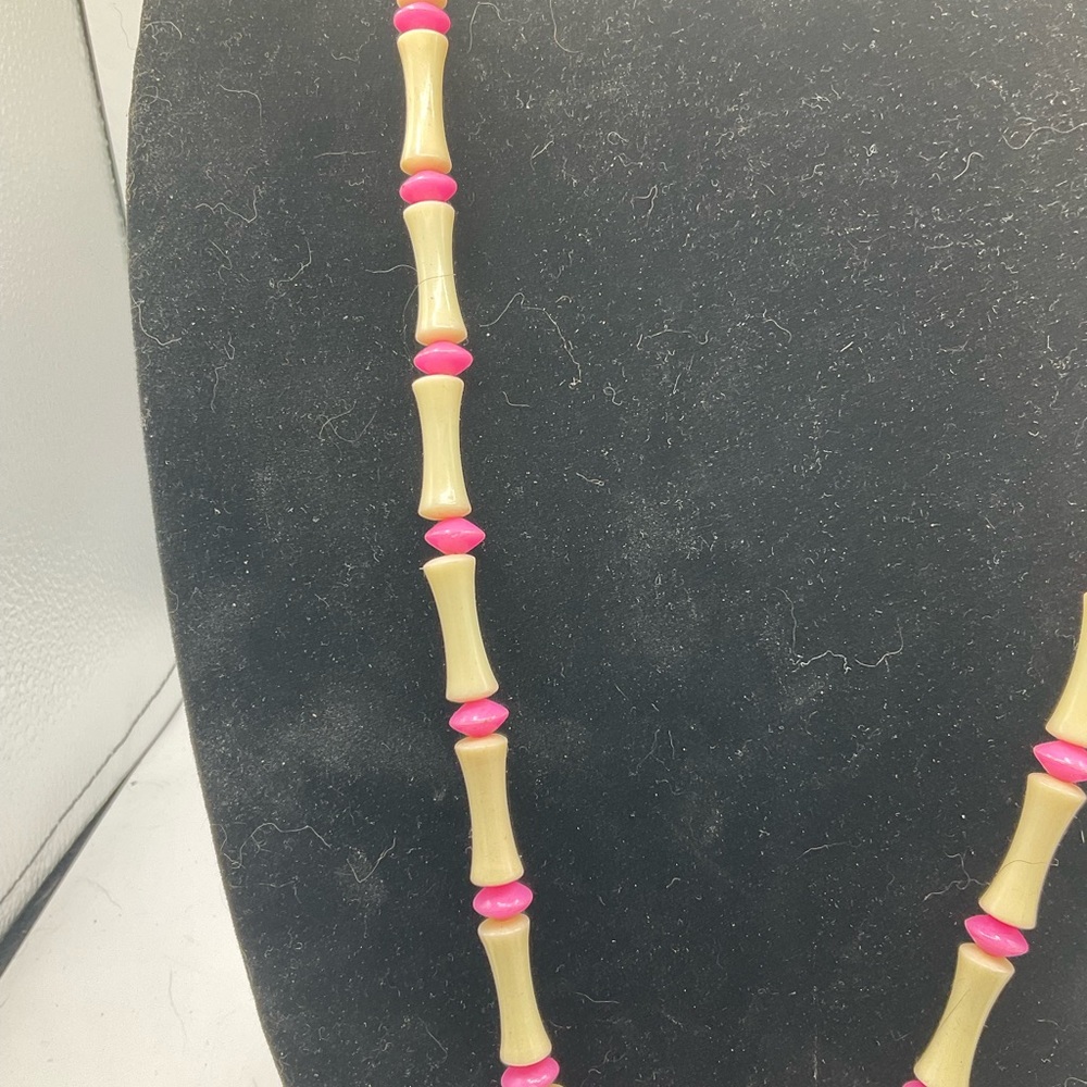 “MCM PINK BEADED VINTAGE NECKLACE” Costume Jewelry. - Picture 4 of 13